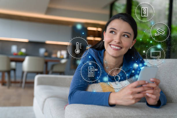 Domótica ejemplos; mujer feliz porque puede controlar su hogar desde su smartphone